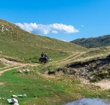 Motocykliści przemierzają trasę Trans Euro Trail.