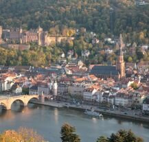 Heidelberg, urocze miasto położone w malowniczej dolinie rzeki Neckar.