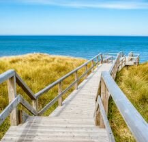 Piaszczyste plaże i charakterystyczne wydmy Wyspy Sylt.