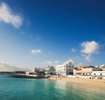 Corralejo, tętniąca życiem nadmorska miejscowość.