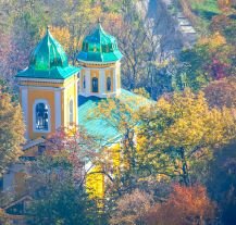 Monaster Saharna, klasztor położony w malowniczym otoczeniu.