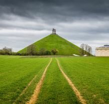 Monumentalny pomnik upamiętniający bitwę pod Waterloo.