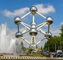 Urokliwy widok na monumentalną konstrukcję Atomium, symbolizującą kryształ żelaza