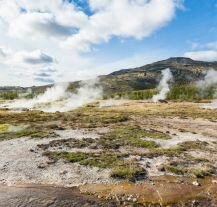 Dolina geotermalna ze słynnymi gejzerami, takimi jak Geysir i Strokkur.