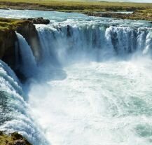 Wodospad Godafoss, popularne miejsce wśród turystów.