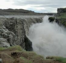 Wodospad Dettifoss, miejsce dla miłośników przyrody i mocnych wrażeń.