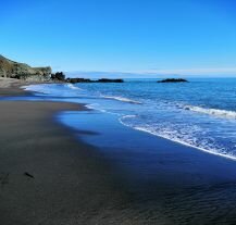 Czarna plaża Fauskasandur, unikalna plaża z czarnym piaskiem i bazaltowymi kolumnami.