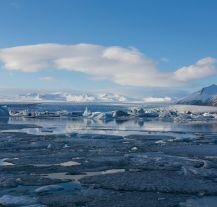 Laguna lodowcowa Jökulsárlón, niezwykłe i majestatyczne miejsce, które robi ogromne wrażenie.