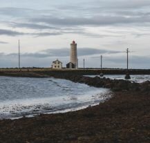 Latarnia morska Grótta na skalistym wybrzeżu, oferująca piękne widoki na ocean.