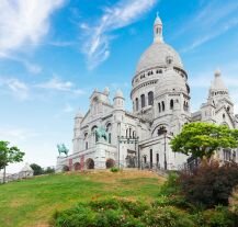 Katedra Sacre-Coeur, nawiązuje stylem do architektury romańskiej i bizantyjskiej