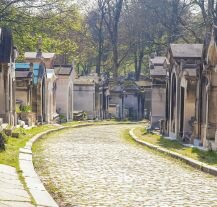 Cmentarz Pere-Lachaise, miejsce spoczynku m.in  Jima Morrisona z The Doors.