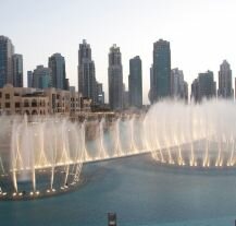 Tańcząca fontanna Dubai Fountain przed Burj Khalifa, najwyższym budynkiem na świecie.