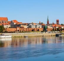 Zdjęcie przedstawia piękną panoramę miasta Torunia.