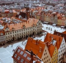 Widok na Rynek Główny we Wrocławiu, jedno z najpiękniejszych miejsc na wycieczkę szkolną w Polsce.