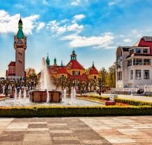 Fontanna i Grand Hotel w Sopocie, idealne miejsce na sylwestrową noc nad Bałtykiem.