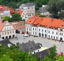 Widok na rynek Kazimierza Dolnego, pełen klimatycznych zabytków.