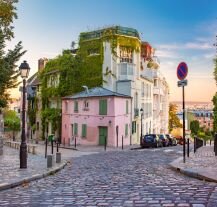 Malownicza uliczka na Montmartre w Paryżu