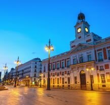 Na Placu Puerta del Sol odbywa się tradycyjne odliczanie do północy.