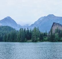 Malowniczy widok na Tatry Wysokie i Szczyrbskie Jezioro, ciekawe miejsce na narty w Słowacji.