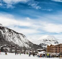 Malowniczy widok na kurort narciarski Val d'Isère.