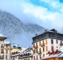 Chamonix, alpejskie miasto otoczone ośnieżonymi szczytami.