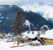 Górski pejzaż Verbier, zimowa oaza dla narciarzy.