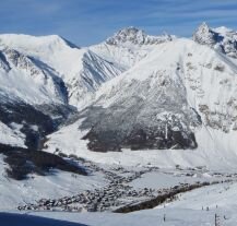 Spokojny widok na wioskę Livigno i otaczające ją górskie krajobrazy.