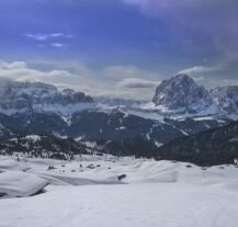 Panoramiczny krajobraz Val Gardena, idealne miejsce na narciarską przygodę.