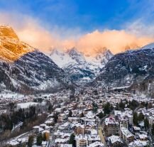 Widok na Courmayeur i ośnieżone szczyty Mont Blanc.