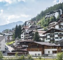 Przytulna atmosfera kurortu narciarskiego St. Anton am Arlberg.