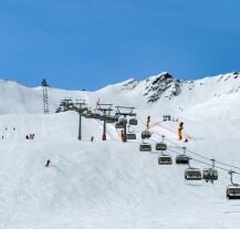 Wyciągi narciarskie w Sölden, popularnym ośrodku sportów zimowych.