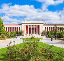 Widok na Narodowe Muzeum Archeologiczne w Atenach, jedno z najważniejszych muzeów w Grecji.