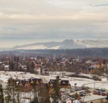 Widok na zabudowę turystyczną w Białce Tatrzańskiej.