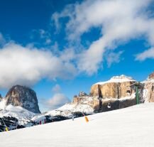 Wspaniała sceneria Val di Fassa – połączenie białych stoków i majestatycznych gór.