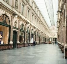 Zadaszony pasaż handlowy Galeries Royales Saint-Hubert w Brukseli.