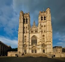 Katedra św. Michała i św. Guduli w Brukseli, imponujący przykład gotyckiej architektury sakralnej w Belgii. 