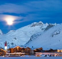 Tignes, francuska alpejska wioska, otoczona śnieżnymi szczytami – raj dla fanów nart we Francji.