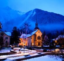 Zimowy widok na Chamonix, malownicze miasteczko u stóp Alp Francuskich, znane z tras narciarskich.