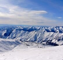 Panorama Gudauri w Gruzji – ośnieżone stoki i majestatyczne góry, doskonałe miejsce na narty w Gruzji.