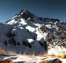 Ośnieżony szczyt Kazbek – jedno z najpiękniejszych miejsc do odwiedzenia w Gruzji.