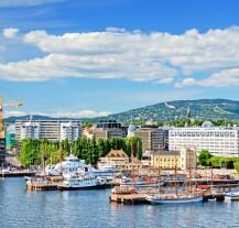 Podczas lutowego city breaku w Oslo, koniecznie zwiedź Muzeum Muncha, skocznię Holmenkollbakken i nowoczesną dzielnicę Bjørvika.