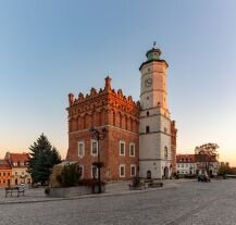 Malowniczy widok na historyczny rynek Sandomierza.