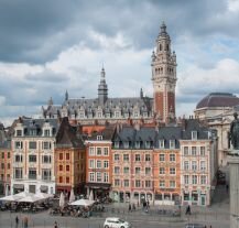 Rynek w Lille we Francji z pięknymi kamienicami i zabytkowym ratuszem.