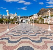 Malownicza promenada Explanada de España w Alicante, doskonała na relaksujący spacer podczas majówki.