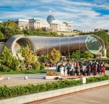 Park Rike w Tbilisi – zielone serce miasta i miejsce wydarzeń kulturalnych.