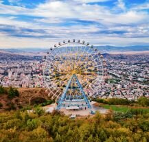 Co robić w Tbilisi? Odwiedź Park Mtatsminda i podziwiaj panoramę miasta.