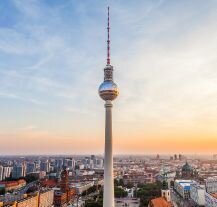 Fernsehturm – ikoniczna wieża telewizyjna w Berlinie.