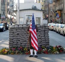 Symbol zimnej wojny w Berlinie – słynny Checkpoint Charlie.