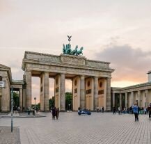 Co warto zwiedzić w Berlinie? Brama Brandenburska to ikona stolicy Niemiec i obowiązkowy punkt każdej wycieczki.