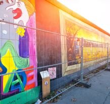 East Side Gallery, czyli zagospodarowana przez artystów część Muru Berlińskiego.